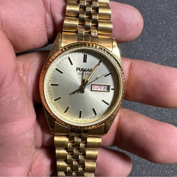 Vintage PULSAR Mens Quartz Watch Day Date Gold Tone Working V533-8B50 *READ* - Picture 1 of 10